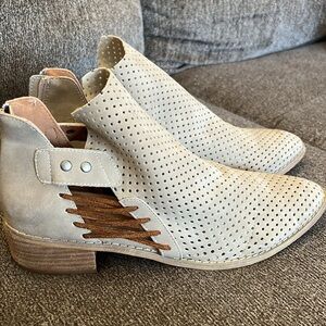 Mi.iM Ariel Heeled Ankle Booties Beige Vegan Suede Perforated boots Size 10 NWOB